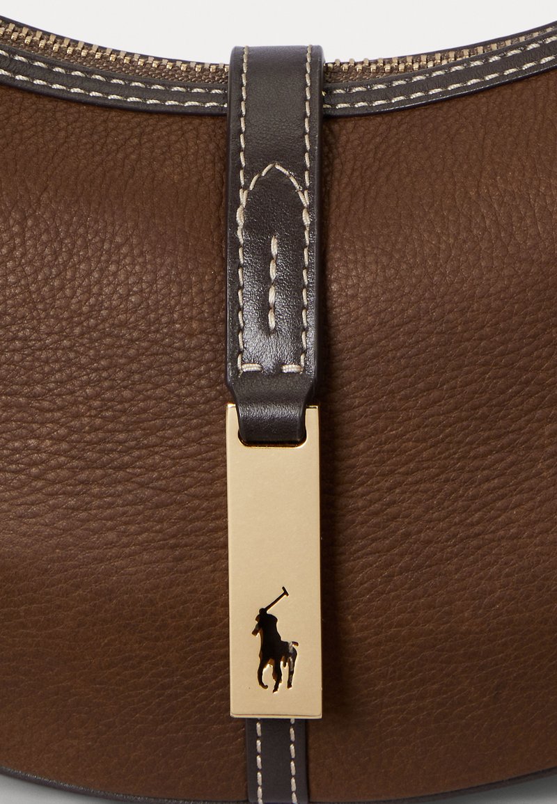 Borsa in pelle marrone con finitura texturizzata, dotata di tracolla in pelle scura e un accento in metallo dorato con un logo a forma di cavallo.