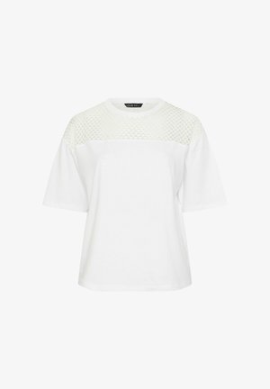 Wit shirt met korte mouwen, een ronde hals en een mesh-stofdetail over de borst en schouders.