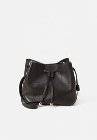 Čierna kožená taška do ruky s jemnou textúrou, sťahovaná šnúrkou a jemnými švami. Obsahuje odnímateľný ramenný popruh.