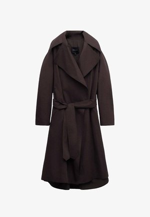 Tmavohnedý dlhý trenčkot so širokými klopami a zodpovedajúcim látkovým opaskom uviazaným v páse, zobrazený na bielom pozadí.
