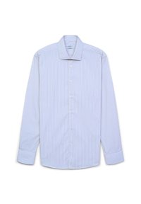 Camicia da uomo azzurro chiaro con sottili righe bianche verticali, con chiusura a bottoni, maniche lunghe e colletto a punta, stesa su uno sfondo bianco.