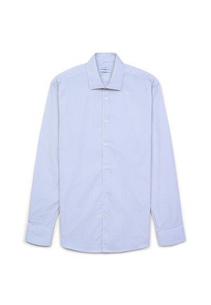 Chemise habillée pour homme bleu clair avec de fines rayures verticales blanches, boutonnée à l'avant, à manches longues et col pointu, posée à plat sur un fond blanc.