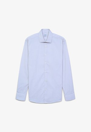 Chemise habillée pour homme bleu clair avec de fines rayures verticales blanches, boutonnée à l'avant, à manches longues et col pointu, posée à plat sur un fond blanc.