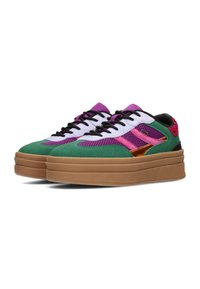 Sneakers in tessuto verde e viola misto con una linguetta nera, lacci bianchi e una suola spessa in gomma. Presentano accenti dorati e rosa.