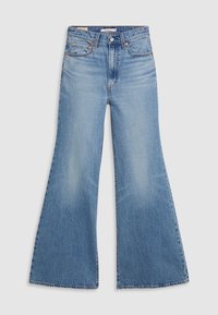 Pantalones vaqueros de mezclilla azul claro, acampanados y de cintura alta, con cierre de botón, cinco bolsillos y ligero desgaste en las piernas.