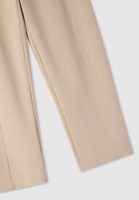 Pantaloni beige a gamba larga con una texture liscia, caratterizzati da un taglio dritto e orli cuciti. Il tessuto sembra leggero e traspirante.