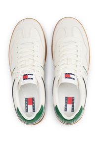 Bijele tenisice s zelenim i crnim detaljima, gornjište od teksturirane kože, okrugli vrh, vezanje na vezice i gumeni potplat. Sadrži TOMMY JEANS brendiranje.