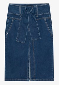Tumed sinine denim midi seelik, millega kaasneb vöökohaga, ees on lõhik, külgedel kaks taskut ja kontrastne õmblus. Materjal on tekstuurikas ja vastupidav.