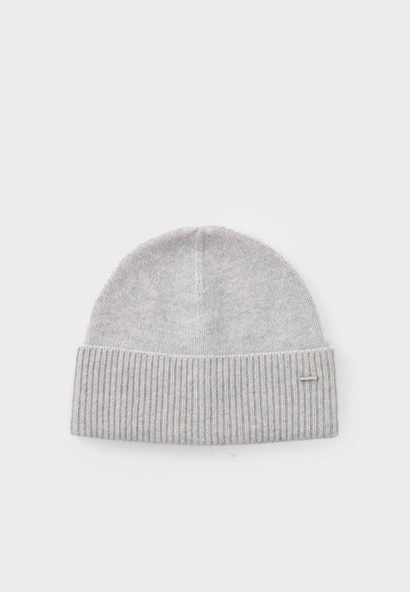 Gorro cinza feito de tecido de malha com um punho canelado. Textura suave com um topo arredondado e um pequeno logotipo metálico de destaque na lateral.
