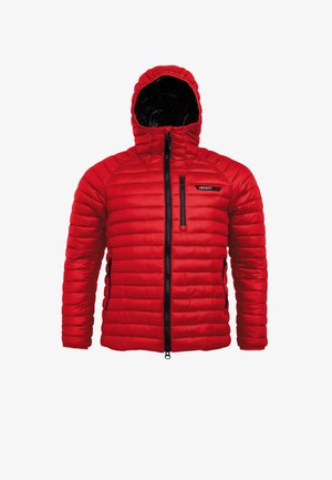 Červená péřová bunda s kapucí, s prošívaným designem, dvěma kapsami na zip vepředu a černou podšívkou. Materiál vypadá hladce a lehce.