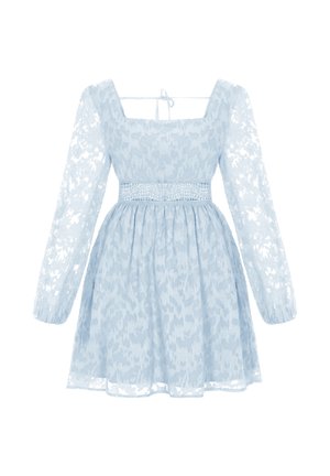 Světlomodré krajkové šaty s dlouhými nafouklými rukávy, hranatým výstřihem, korzetem ozdobeným korálky a krátkou rozšířenou sukní.