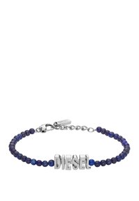 Bracciale con perle di pietra blu e un logo metallico "DIESEL". Caratterizzato da un gancio e una catena in argento per una lunghezza regolabile.