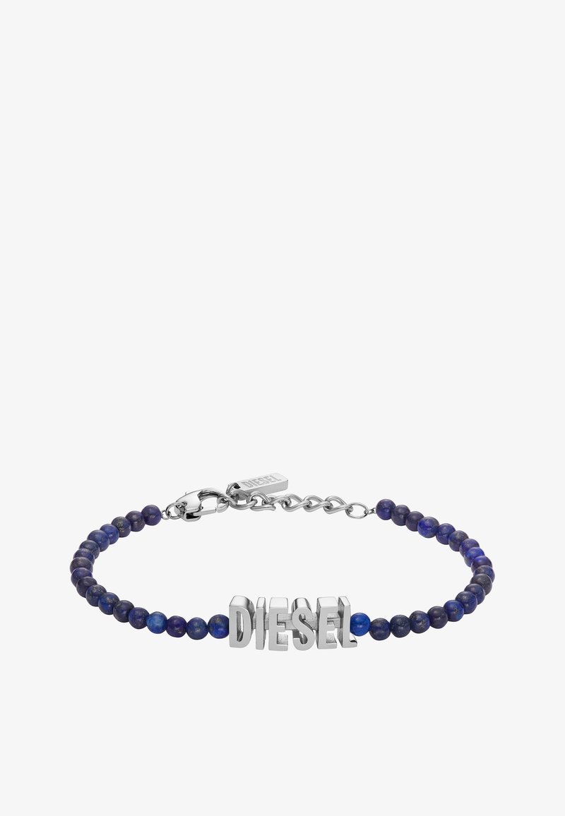 Náramek s modrými kamennými korálky a kovovým logem „DIESEL“. Má stříbrný uzávěr a řetízek pro nastavitelné délky.