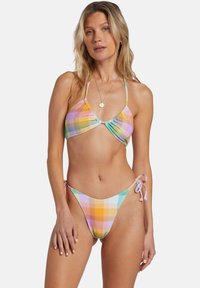 Kariertes Bikini-Set in Pastellfarben aus strukturiertem Stoff. Das Oberteil hat eine geraffte Mitte; der Slip verfügt über verstellbare Seitenbänder für eine anpassbare Passform.