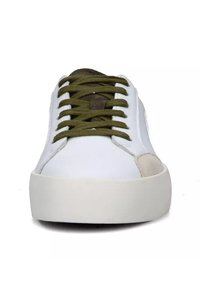 Weiße Sneakers mit einem Obermaterial aus Leder, olivgrünen Schnürsenkeln, einem strukturierten grauen Patch an der Seite und einer weißen Gummisohle.