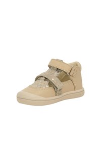 Beige Leder-Sneaker mit einem dekorativen, perforierten grauen Wildlederriemen, der mit metallischen Punkten verziert ist, Klettverschluss und Gummisohle. Niedrig geschnittenes Design.