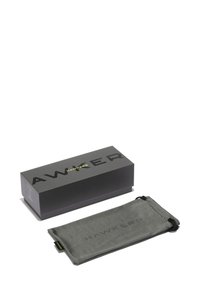 Caja negra con "HAWKERS" grabado en un acabado mate; bolsa suave gris con cordón. Ambos artículos diseñados para el almacenamiento de gafas.