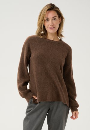 Bordeaux oversized trui met een geribde ronde hals en manchetten, gemaakt van zacht materiaal. Heeft verlaagde schouders en een relaxte pasvorm.