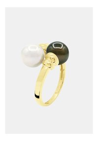 Bague en or ornée de deux grosses perles : une blanche et une gris foncé. Fini lisse avec des formes arrondies et un bandeau en métal poli.