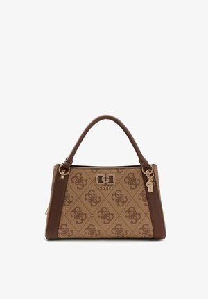 Brązowa torebka z wzorzystej tkaniny o prostokątnym kształcie, z teksturowanym materiałem i złotymi dodatkami, w tym logo i zawieszką.