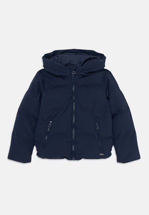 Veste matelassée bleu marine avec une capuche, dotée d'une fermeture éclair à l'avant et de deux poches latérales zippées. Texture lisse, design léger.