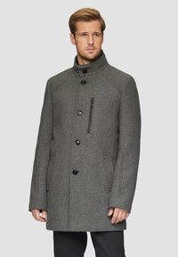 Grau strukturierter Mantel mit steilem Kragen, Frontknöpfen und einer Reißverschlusstasche auf der Brust. Verfügt über zwei Seitentaschen und einen taillierten Schnitt.