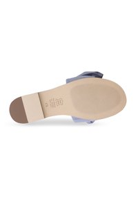 Lichtblauw plat schoen met een zachte stoffen bovenkant en een textuur rubberen zool. Versterkte hak en minimalistisch ontwerp zonder versieringen.