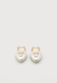 Σκουλαρίκια κρίκοι από χρυσό με καρδιές από μαργαριτάρι, το καθένα με ένα διαυγές κρύσταλλο σε σχήμα καρδιάς στο κέντρο, σε απλό λευκό φόντο.