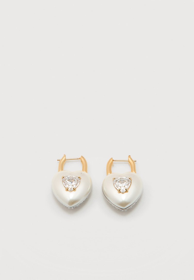 Σκουλαρίκια κρίκοι από χρυσό με καρδιές από μαργαριτάρι, το καθένα με ένα διαυγές κρύσταλλο σε σχήμα καρδιάς στο κέντρο, σε απλό λευκό φόντο.