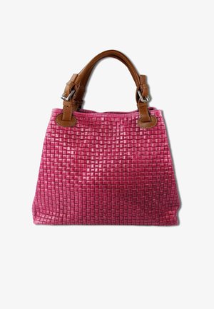 Roze geweven handtas met bruine leren handvatten, met een doorgestikte structuur en een vierkant patroon aan de buitenkant.
