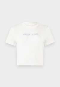 Fehér pamut póló kerek nyakkivágással, a mellen középen világoskék "CALVIN KLEIN NEW YORK CITY" nyomtatott logóval. Rövid ujjú.