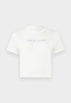 Biele bavlnené tričko s okrúhlym výstrihom, na prednej strane v strede je svetlomodré potlačené logo "CALVIN KLEIN NEW YORK CITY". Krátke rukávy.