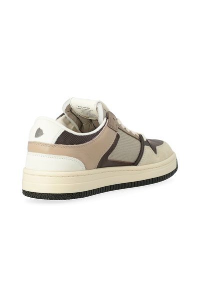 Sneaker basse in beige, marrone e bianco con pannelli in pelle e rete misti e suola in gomma testurizzata nera, mostrata da un lato posteriore.