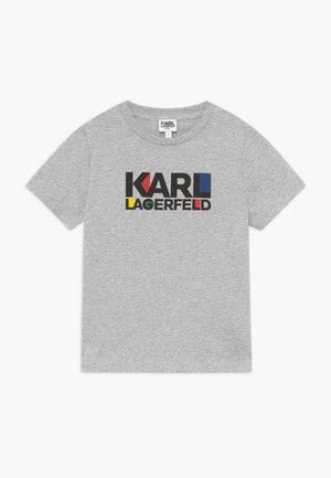 Camiseta infantil de manga corta de color gris claro con el logo "KARL LAGERFELD" en letras negras y bloques multicolores en el frente.
