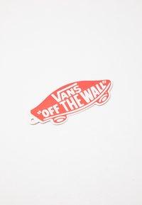 Logo Red Vans en forme de skateboard avec texte blanc disant ""Vans Off The Wall"" sur un fond blanc uni.