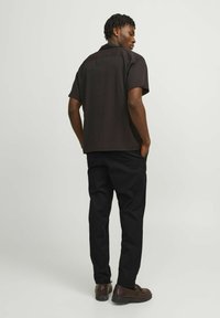 Jack & Jones PREMIUM JPSTKANE JJOTIS LINEN BLEND CHINO - Auduma bikses - black
