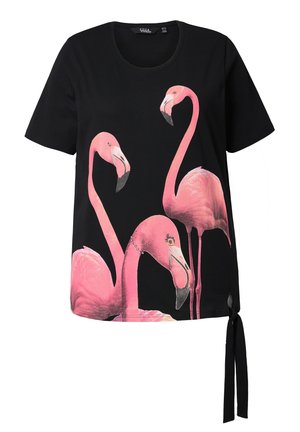 Zwarte t-shirt met drie roze flamingo's op de print. Korte mouwen, ronde halslijn en een strikdetail aan de zijkant van de zoom.