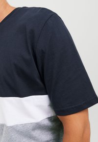 Jack & Jones JJEREID BLOCKING TEE - T-shirt print - navy blazer
