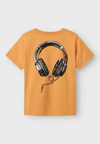 Camiseta de algodón naranja con un gráfico negro de unos auriculares en la parte de atrás, con detalles del cable y la conexión. Mangas cortas, cuello redondo.