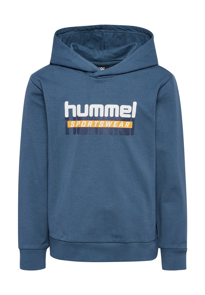 Blaue Kapuzenjacke aus weichem Material, mit einer Kängurutasche, gerippten Bündchen und einem auffälligen "hummel SPORTSWEAR"-Grafik auf der Vorderseite.