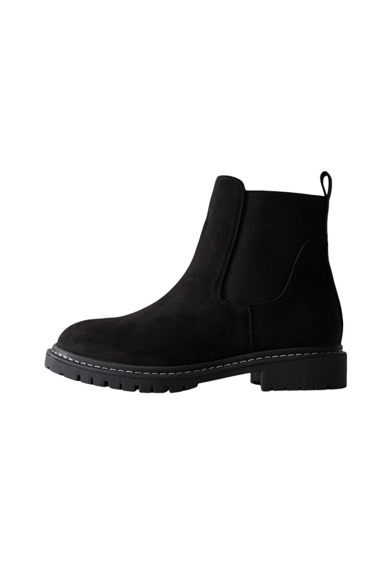 Schwarze Wildleder-Ankle Boots mit elastischen Seitenpaneelen, runder Zehenpartie und einer strukturierten Gummisohle mit einer dekorativen weißen Naht.