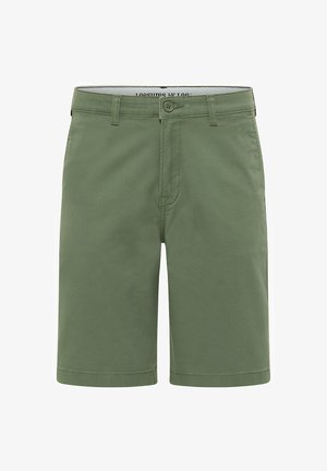 Bermudas caqui hechas de un tejido suave con corte recto, que presentan un cierre de botón, pasadores para cinturón y bolsillos frontales.