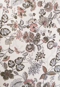 Baumwollstoff mit floralem Muster in sanften Rosatönen, Grüntönen und Grautönen; weist detaillierte Blätter und Blumen auf einem hellen Hintergrund auf.
