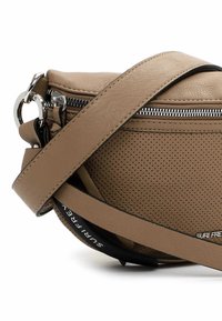 Borsa a tracolla in pelle color cuoio con texture perforata, chiusura con zip in argento e tracolla removibile. Design semplice e compatto.