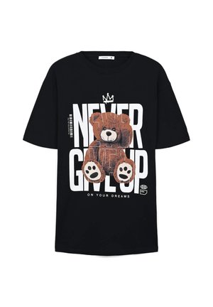 T-shirt nera con un design grafico che presenta un orso bruno, il testo "NON MOLLARE MAI" e una corona. Include impronte di zampe e la frase "SUI TUOI SOGNI."