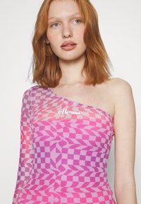 Ellesse FESTANA ONE SHOULDER DRESS - Cocktail φόρεμα / Φόρεμα για πάρτι - pink-smu