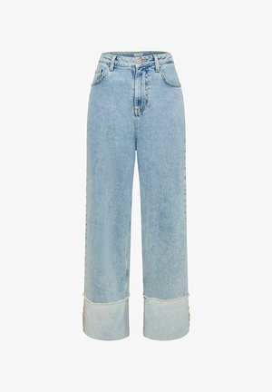 Lyseblå jeans med vid ben, højtaljet, frontknapper og lynlås, fem lommer og brede opviklede manchetter ved anklerne.