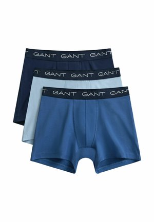 Drei Paare Herren-Boxershorts in Dunkelblau, Hellblau und Mittelblau mit schwarzen Bundbändern, die mit "GANT" gebrandet sind.