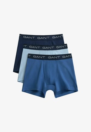 Trois paires de boxers pour hommes en bleu foncé, bleu clair et bleu moyen avec des ceintures noires de marque "GANT".