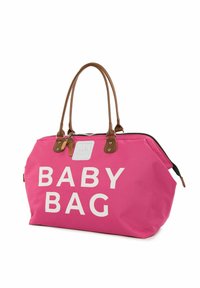 Roza torba za dojenčke z belim napisom "BABY BAG." Ima rjave naramnice in zadrgo, z elegantnim in prostornim dizajnom.